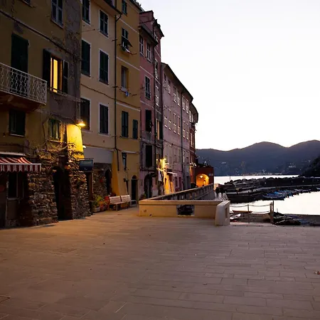 The Main Plaza - & Guest house Vernazza