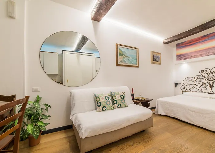 The Main Plaza - & 3* Vernazza