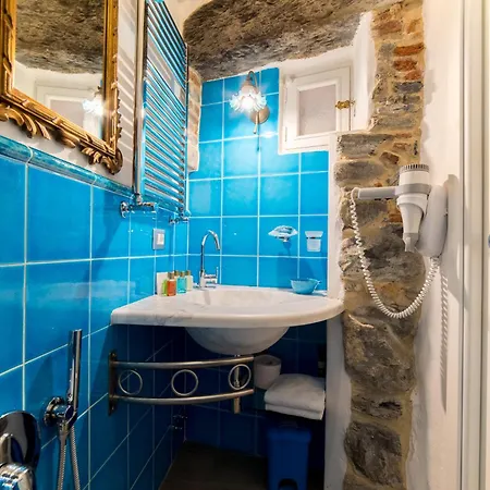 The Main Plaza - & 3* Vernazza